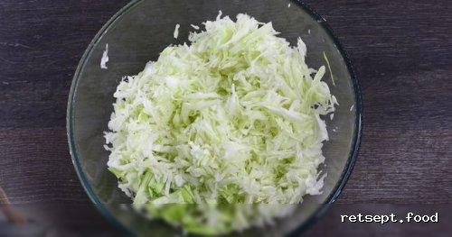 Фото приготовления рецепта: Капустный салат с огурцами и зелёным горошком - шаг №2