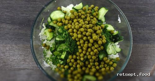 Фото приготовления рецепта: Капустный салат с огурцами и зелёным горошком - шаг №5