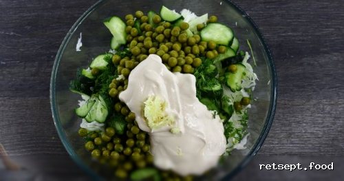 Фото приготовления рецепта: Капустный салат с огурцами и зелёным горошком - шаг №7