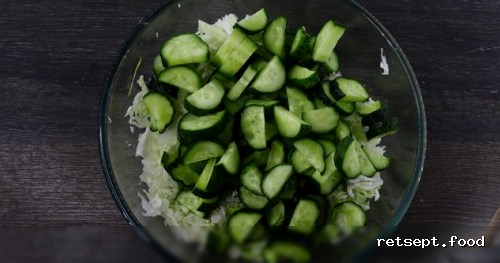 Фото приготовления рецепта: Капустный салат с огурцами и зелёным горошком - шаг №3