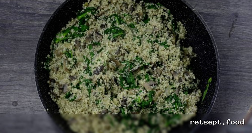 Фото приготовления рецепта: Кускус с грибами и шпинатом - шаг №16