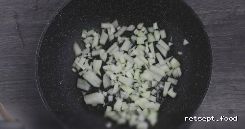 Фото приготовления рецепта: Кускус с грибами и шпинатом - шаг №4