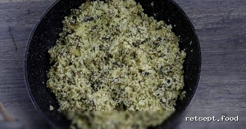 Фото приготовления рецепта: Кускус с грибами и шпинатом - шаг №12
