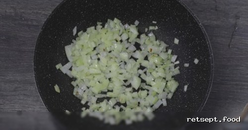 Фото приготовления рецепта: Кускус с грибами и шпинатом - шаг №5