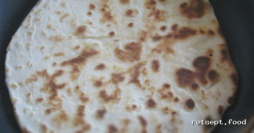 Фото приготовления рецепта: Лепешки, жаренные без дрожжей (казахская кухня) - шаг №10