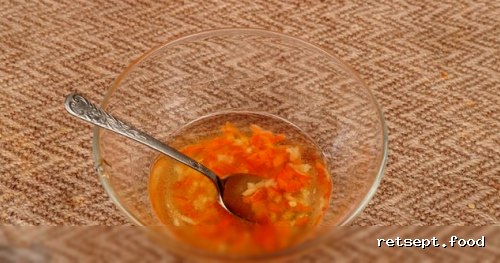 Фото приготовления рецепта: Маринованный салат из помидоров с луком и зеленью - шаг №6