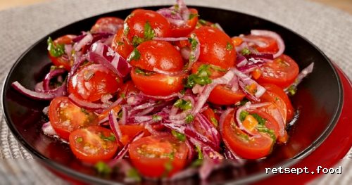 Фото приготовления рецепта: Маринованный салат из помидоров с луком и зеленью - шаг №11