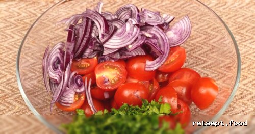 Фото приготовления рецепта: Маринованный салат из помидоров с луком и зеленью - шаг №7