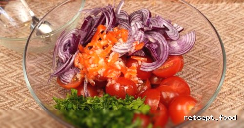 Фото приготовления рецепта: Маринованный салат из помидоров с луком и зеленью - шаг №8