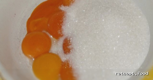 Фото приготовления рецепта: Ревани (сладкий пирог с сиропом, из манной крупы, муки и яиц) - шаг №5
