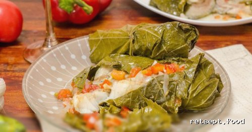 Фото приготовления рецепта: Рыба, запечённая с овощами в виноградных листьях - шаг №22
