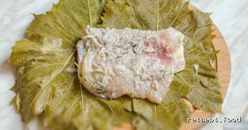 Фото приготовления рецепта: Рыба, запечённая с овощами в виноградных листьях - шаг №15