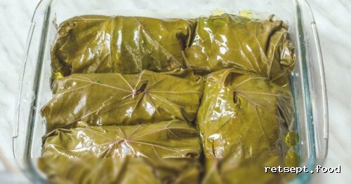 Фото приготовления рецепта: Рыба, запечённая с овощами в виноградных листьях - шаг №19
