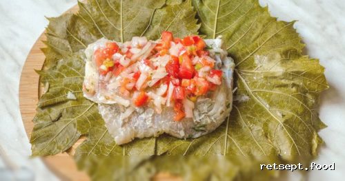 Фото приготовления рецепта: Рыба, запечённая с овощами в виноградных листьях - шаг №16