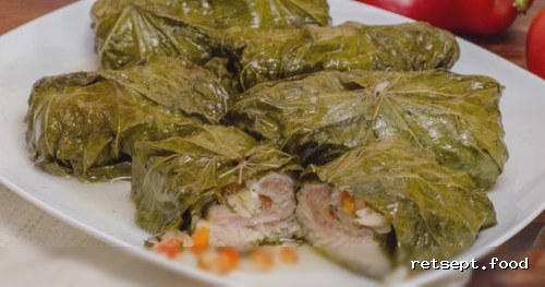 Фото приготовления рецепта: Рыба, запечённая с овощами в виноградных листьях - шаг №21