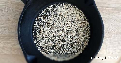 Фото приготовления рецепта: Салат из пекинской капусты, с помидорами, сыром и колбасой - шаг №2