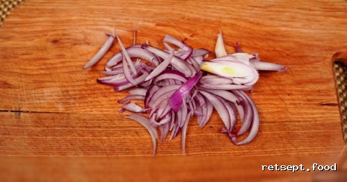 Фото приготовления рецепта: Салат из жареных баклажанов с перцем, помидорами и гранатовым уксусом - шаг №5