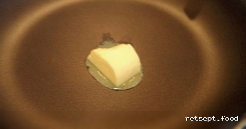 Фото приготовления рецепта: Салат мясной с сыром и яйцом - шаг №4