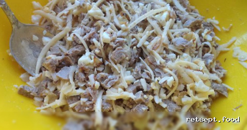 Фото приготовления рецепта: Салат мясной с сыром и яйцом - шаг №10