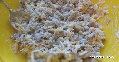 Фото приготовления рецепта: Салат мясной с сыром и яйцом - шаг №12