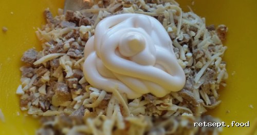 Фото приготовления рецепта: Салат мясной с сыром и яйцом - шаг №11