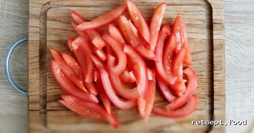 Фото приготовления рецепта: Салат с фасолью, помидорами и сыром - шаг №4