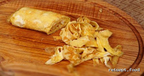Фото приготовления рецепта: Салат с колбасой, огурцами и яичными блинчиками - шаг №5