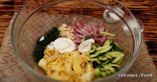 Фото приготовления рецепта: Салат с колбасой, огурцами и яичными блинчиками - шаг №9
