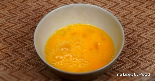 Фото приготовления рецепта: Салат с колбасой, огурцами и яичными блинчиками - шаг №2