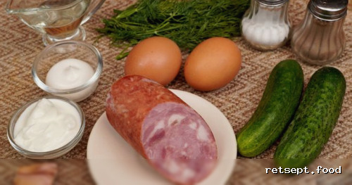 Фото приготовления рецепта: Салат с колбасой, огурцами и яичными блинчиками - шаг №1