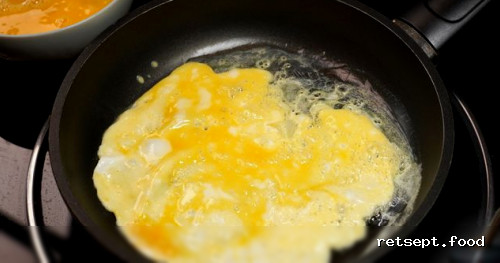 Фото приготовления рецепта: Салат с колбасой, огурцами и яичными блинчиками - шаг №3