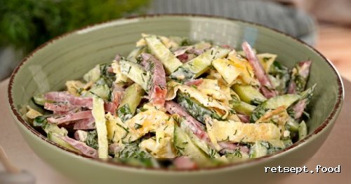 Фото приготовления рецепта: Салат с колбасой, огурцами и яичными блинчиками - шаг №11