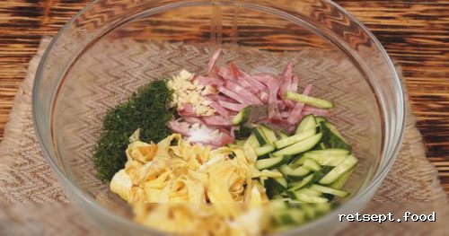 Фото приготовления рецепта: Салат с колбасой, огурцами и яичными блинчиками - шаг №8