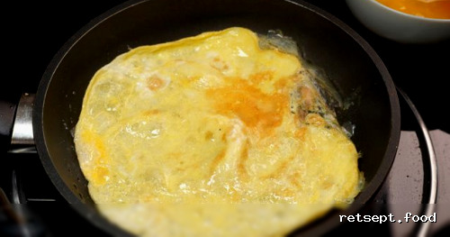 Фото приготовления рецепта: Салат с колбасой, огурцами и яичными блинчиками - шаг №4