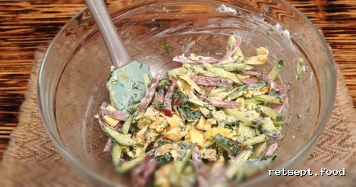 Фото приготовления рецепта: Салат с колбасой, огурцами и яичными блинчиками - шаг №10