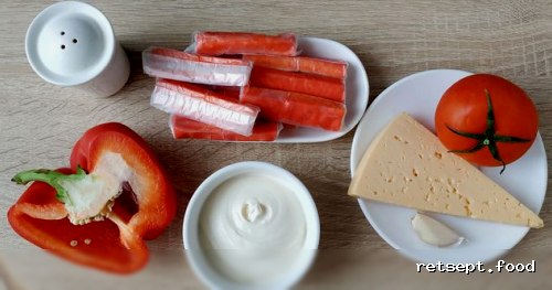 Фото приготовления рецепта: Салат с крабовыми палочками, болгарским перцем, помидорами и сыром - шаг №1