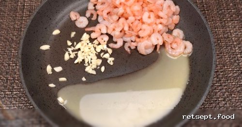 Фото приготовления рецепта: Салат с креветками, помидорами, моцареллой и орехами - шаг №5