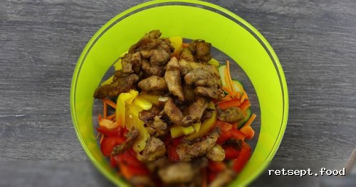 Фото приготовления рецепта: Салат с курицей, болгарским перцем, огурцами и морковью - шаг №9
