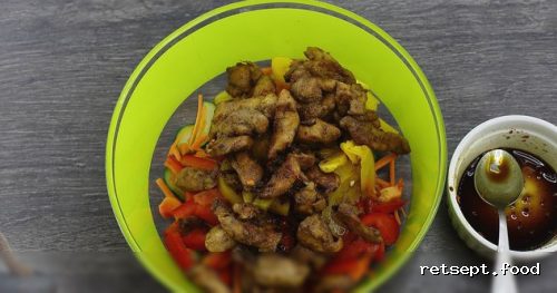Фото приготовления рецепта: Салат с курицей, болгарским перцем, огурцами и морковью - шаг №11