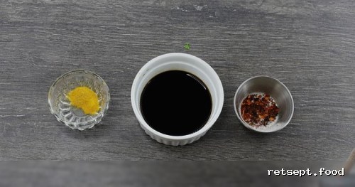 Фото приготовления рецепта: Салат с курицей, болгарским перцем, огурцами и морковью - шаг №10