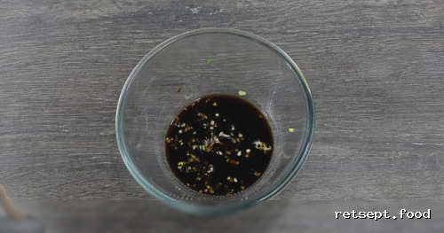 Фото приготовления рецепта: Салат с курицей, болгарским перцем, огурцами и морковью - шаг №2