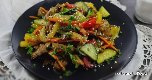Фото приготовления рецепта: Салат с курицей, болгарским перцем, огурцами и морковью - шаг №13