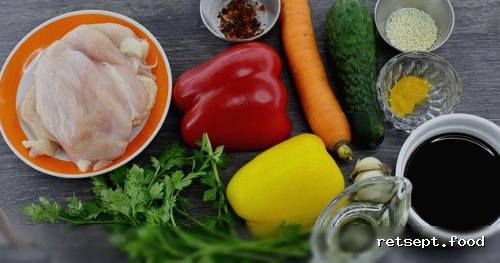 Фото приготовления рецепта: Салат с курицей, болгарским перцем, огурцами и морковью - шаг №1