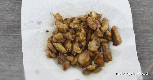 Фото приготовления рецепта: Салат с курицей, болгарским перцем, огурцами и морковью - шаг №5