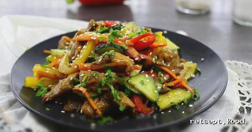 Фото приготовления рецепта: Салат с курицей, болгарским перцем, огурцами и морковью - шаг №14