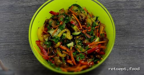 Фото приготовления рецепта: Салат с курицей, болгарским перцем, огурцами и морковью - шаг №12