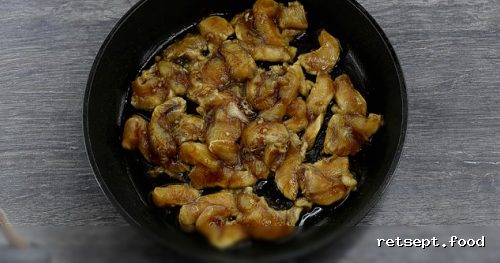 Фото приготовления рецепта: Салат с курицей, болгарским перцем, огурцами и морковью - шаг №4