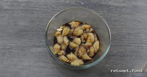 Фото приготовления рецепта: Салат с курицей, болгарским перцем, огурцами и морковью - шаг №3