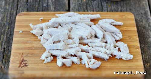 Фото приготовления рецепта: Салат с курицей и корейской морковкой - шаг №4