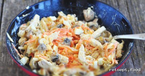 Фото приготовления рецепта: Салат с курицей и корейской морковкой - шаг №8